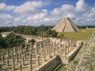 Ansicht des Tempels der 1000 Säulen mit der Pyramide von Kuculcan
